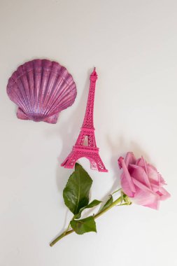 Beyaz arka planda pembe ve beyaz güller.