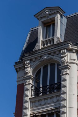 Pencereleri ve balkonları olan eski bina