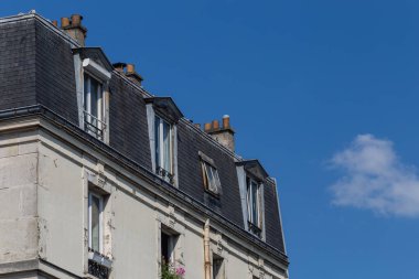 Le - Loire - Atlantik şehrinde Fransız tarzı pencereleri olan geleneksel bir evin ön cephesi.