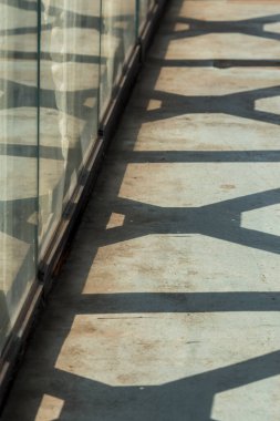 Gölgeli modern bir caddenin gölgesi