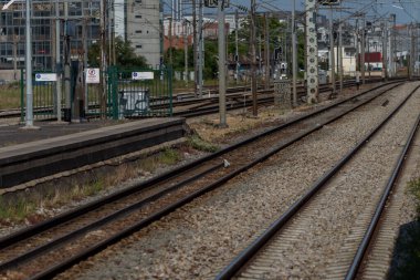 Güneşli bir günde demiryolu