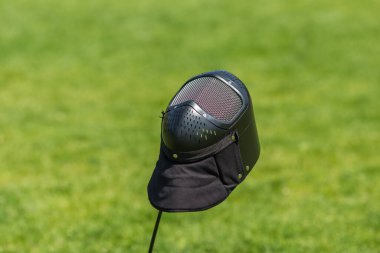 Çimlerin üzerinde golf ekipmanları.