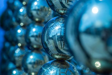 Cam top noel ağacı şeklinde.