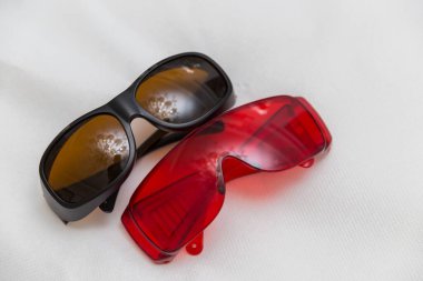 Siyah arkaplanda kırmızı ve beyaz gözlük