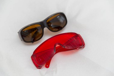 Güneş gözlüğü ve kırmızı kaplama