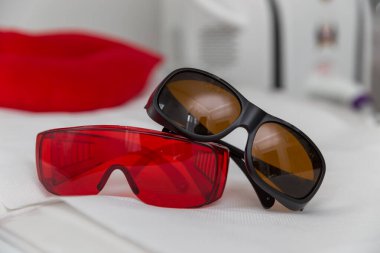 kırmızı güneş gözlüğü ve siyah arkaplan.