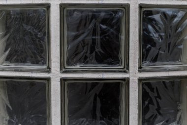 Binadaki eski pencereler.