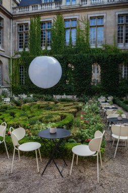 Paris Fransa 4 Temmuz 0, 22 Temmuz bahçe manzarası ve öğleden sonra Paris 'te büyük bir modern bahçe.