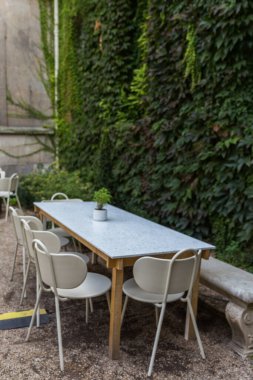 içinde bir masa ve sandalye var.