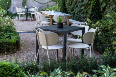 Sandalyeleri olan bir restoranın seti.