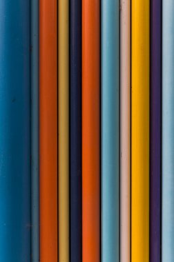 Beyaz arkaplanda renkli kalemler