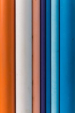 Beyaz arkaplanda renkli kalemler