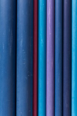 Fabrikanın deposunda mavi ve mor plastik borular var..