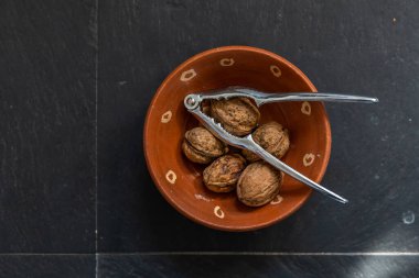 Metal arka planda cevizler.