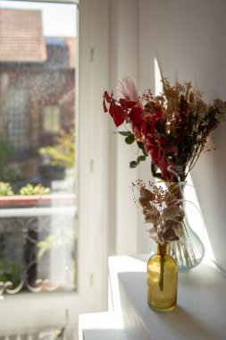 Vazoda bir buket, masada çiçekler.