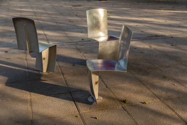 Yerdeki boş bir bankın dikey çekimi.