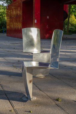 Masadaki boş sandalye.