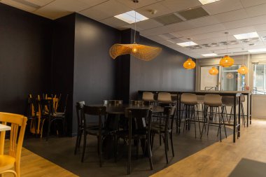 Modern bir restoranın içinde.