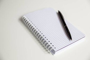 beyaz arkaplanda dizüstü bilgisayar ve kalem