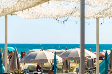 Denizde plaj ve şemsiyeler. yaz tatili.