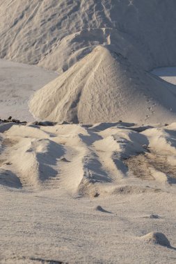 Bir tarladaki beyaz kum tepeciğinin dikey görüntüsü