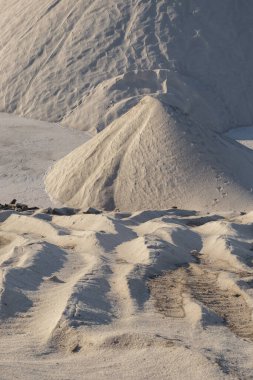 Çölün ortasında beyaz kum tepeleri