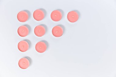 Beyaz arka planda kalp şeklinde haplar..