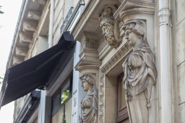 Paris 'teki eski bir binanın cephesi.