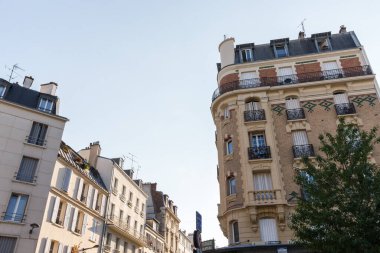 Balkonları ve pencereleri olan güzel bir bina.