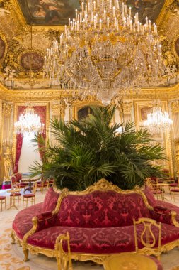 Paris, Fransa - Kasım 10, 22, 16 Paris 'teki Louvre Müzesi' nin içi.