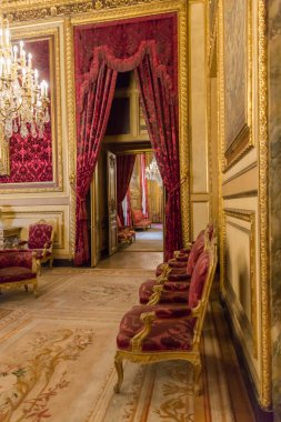 Paris 'teki kraliyet sarayının içinde.