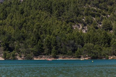 Dağlardaki güzel göl