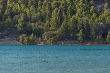 Dağlardaki göl manzarası