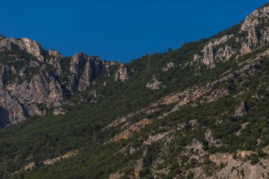 Dağların manzarası ve Kırım 'daki mavi gökyüzü