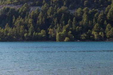Göl Dağları ve ağaçları ile