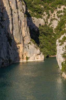 Dağlardaki güzel göl manzarası