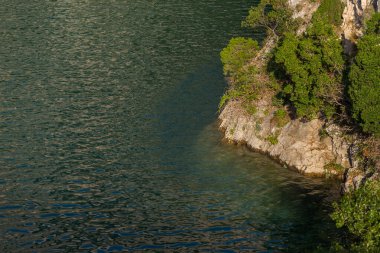 Dağlarda göl, doğa.