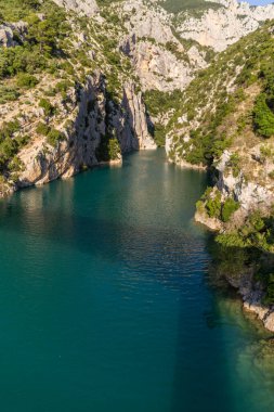 Dağlar arasındaki nehir ve kanyondaki kayalar arasında.