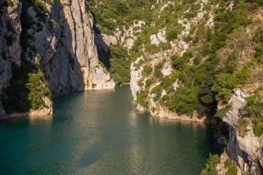 Verdon Kanyonu 'nun güzel gölü ve dağları