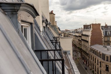 Şehrin balkonundan çatılara bakın.