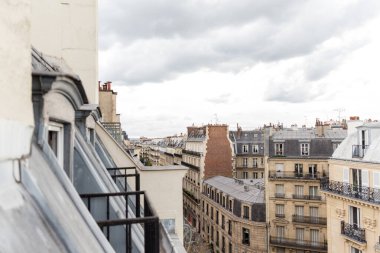 Eski binanın balkonundan Paris manzarası