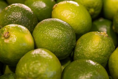 Pazarda taze avokado