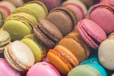 Fransız yemeğindeki renkli kurabiyeler, yaklaşın.