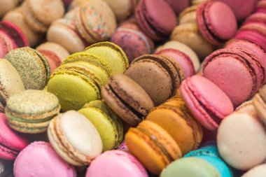 Piyasadaki renkli kurabiyeler.