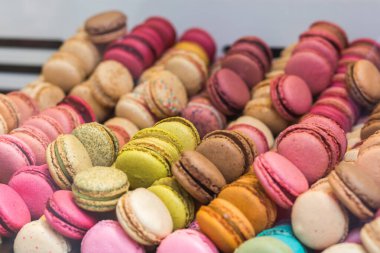 Dükkanda renkli makaronlar var. Fransız tatlısı.