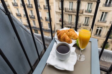 Kahve fincanında kahvaltı.