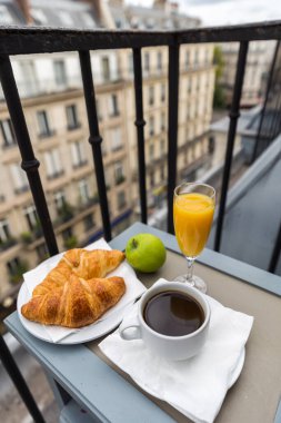 Paris, Fransa 'da lezzetli kruvasan ve bir fincan kahve.