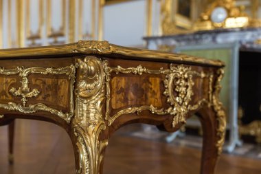 Lüks bir evde antik ahşap bir mobilyanın ayrıntıları