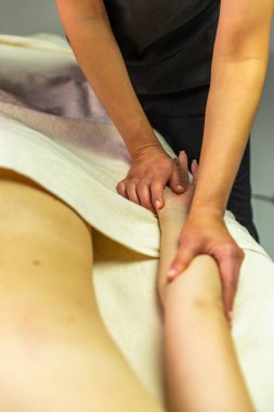 Kaplıca salonundaki genç kadın.