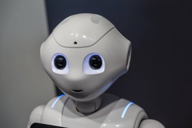 Modern bir ofiste robot.